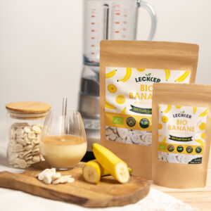 gefriergetrocknete Bananen Packung neben Bananensmoothie