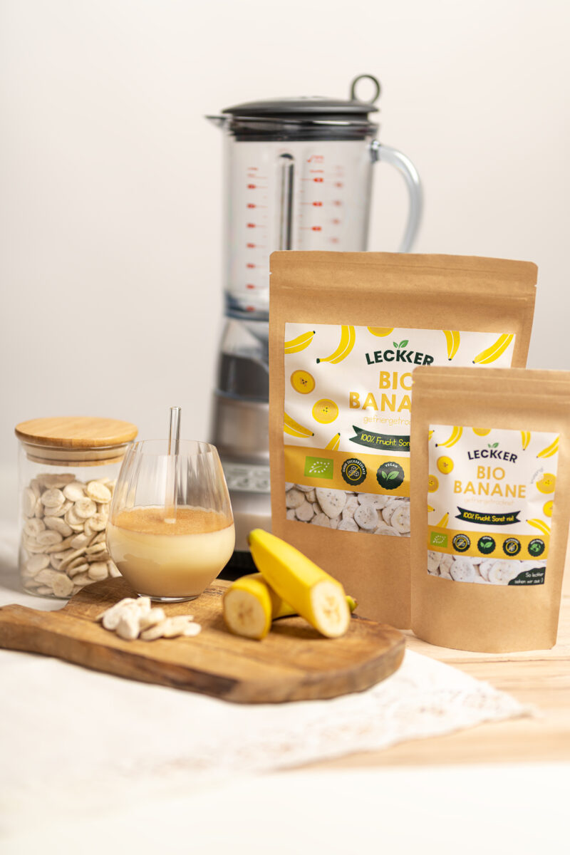 gefriergetrocknete Bananen Packung neben Bananensmoothie