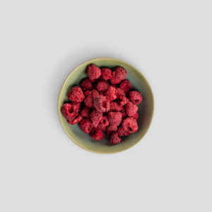 Gefriergetrocknete Himbeeren in Schale